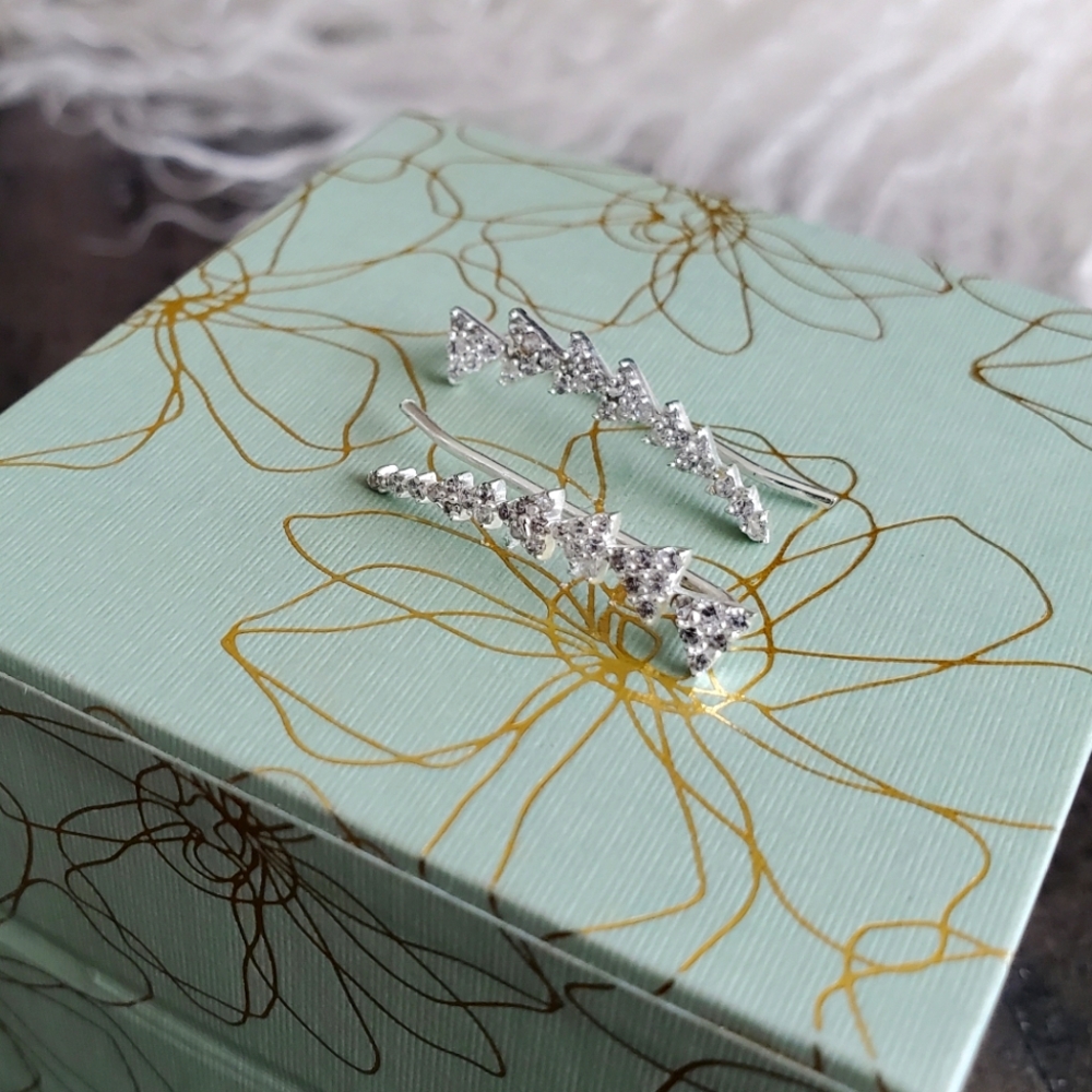 💝Lia Sophia- Crystal chevron Ear climbers